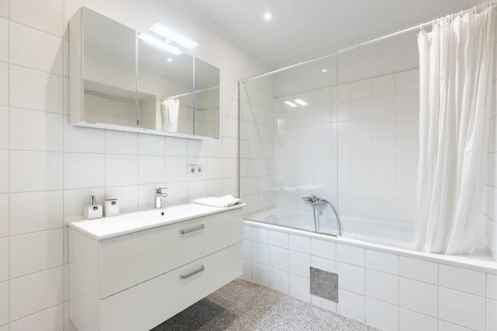 Chic One-Bedroom Apartment With King-Size Bed, Nestled In Vienna'S Vibrant Heart Exterior foto