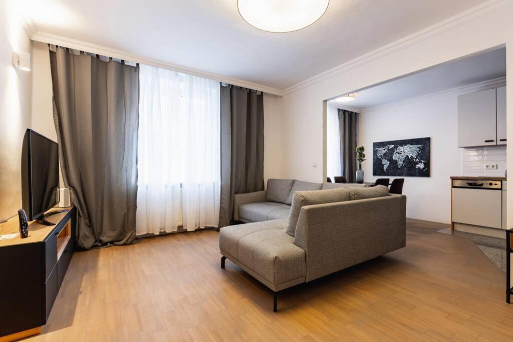 Chic One-Bedroom Apartment With King-Size Bed, Nestled In Vienna'S Vibrant Heart Exterior foto